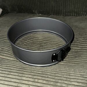 Metallic Silver Springform Pan 9x2.75 inch